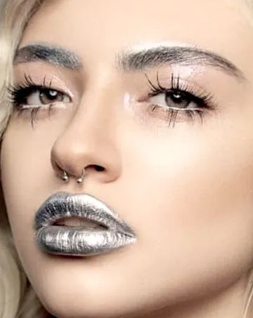 Главный тренд 2026 — футуристический хром и металлик Главный тренд 2026 — футуристический хром и металлик