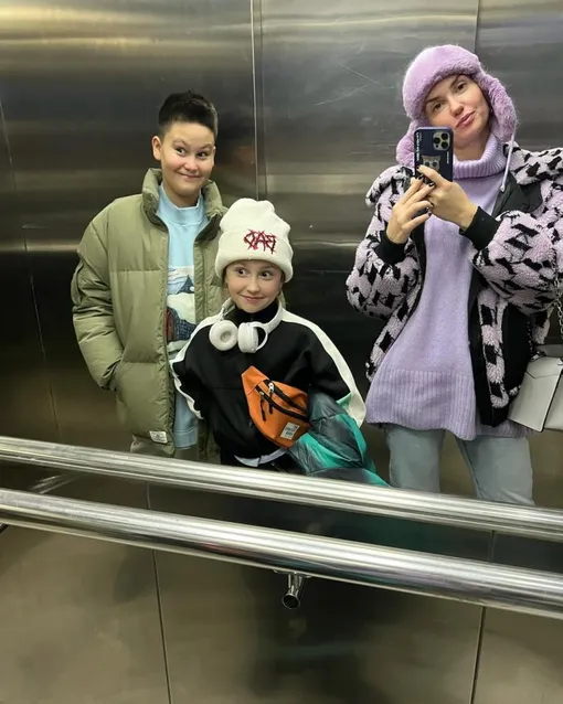 Агата Муцениеце с сыном Тимофеем и дочерью Мией Агата Муцениеце с сыном Тимофеем и дочерью Мией