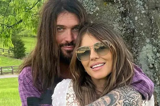 «Надеюсь, он не будет смеяться»: Элизабет Херли откровенно рассказала о романе с отцом Майли Сайрус «Надеюсь, он не будет смеяться»: Элизабет Херли откровенно рассказала о романе с отцом Майли Сайрус