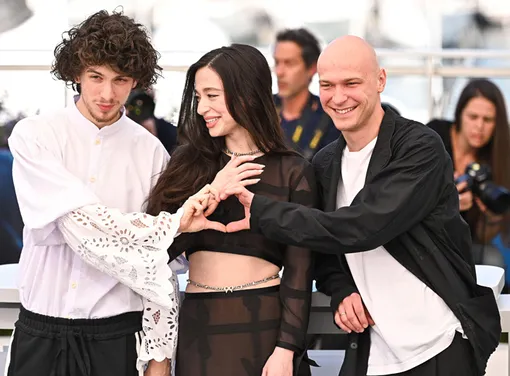 Марк Эйдельштейн, Майки Мэдисон и Юра Борисов в Каннах в прошлом году