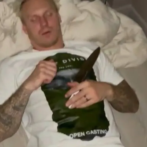Анна Седокова опубликовала фото бывшего мужа с ножом Анна Седокова опубликовала фото бывшего мужа с ножом