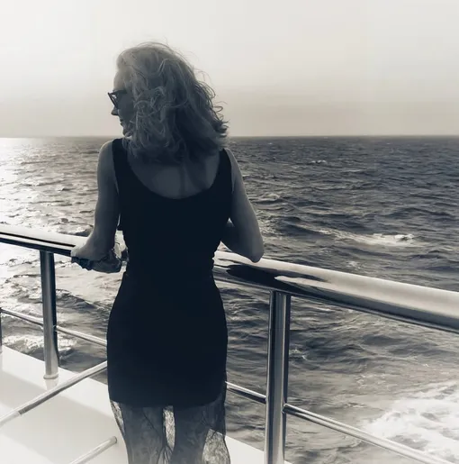 Светлана Ходченкова показала стройную фигуру