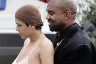 «Шокировали Германию»: Канье Уэст и его жена в неприличной одежде появились в Берлине «Шокировали Германию»: Канье Уэст и его жена в неприличной одежде появились в Берлине