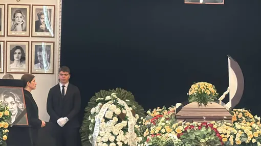 Анна Чиповская у гроба мамы Анна Чиповская у гроба мамы