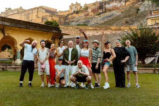 Участники шоу с ведущим Сергеем Буруновым