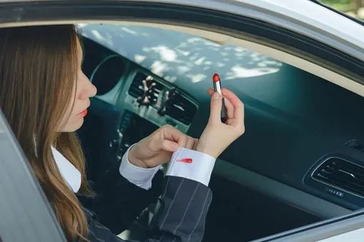 Алкоголь подходит для удаления с одежды пятен губной помады. алкоголь для удаления пятен с одежды