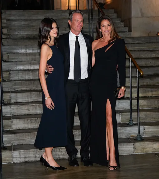 Кайя Гербер с отцом и матерью на мероприятии Кайя Гербер с отцом и матерью на мероприятии