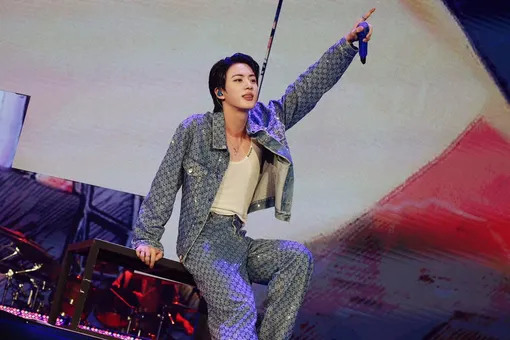 Джин из BTS обратился к фанатам с трогательной речью