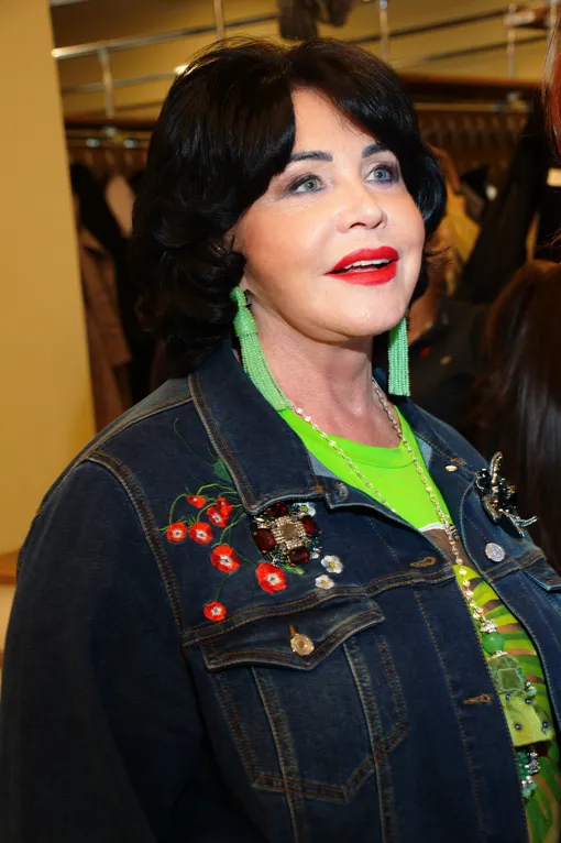 Надежда Бабкина вышла на сцену, несмотря на травмы Надежда Бабкина вышла на сцену, несмотря на травмы