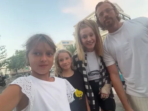Алла Пугачева с Максимом Галкиным снялись вместе с дочками Ирины Лисиной Алла Пугачева с Максимом Галкиным снялись вместе с дочками Ирины Лисиной