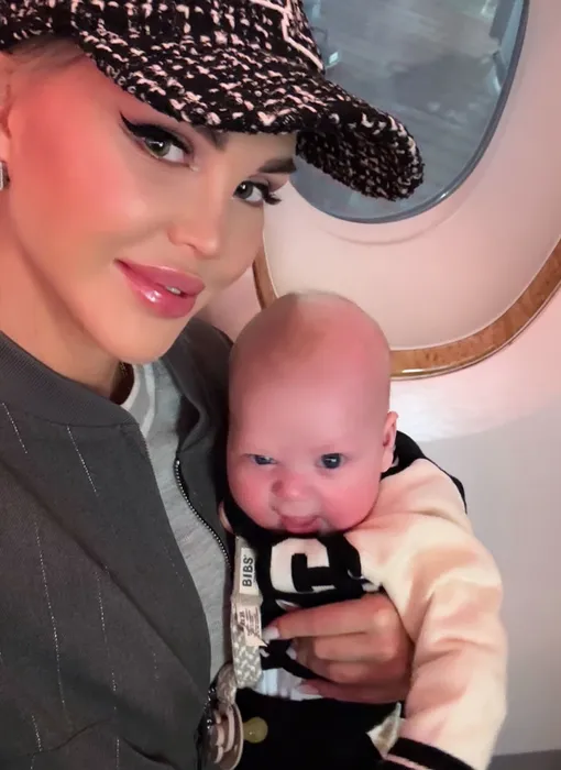 Мария Погребняк с младшим сыном Вовой Мария Погребняк с младшим сыном Вовой