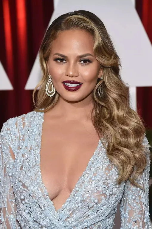 Боковая объемная челка делает круглое лицо Крисси Тайген более драматичным