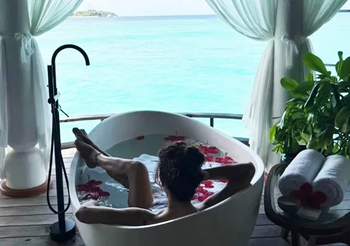 Надин мен Миленаның үлкен сиськилері