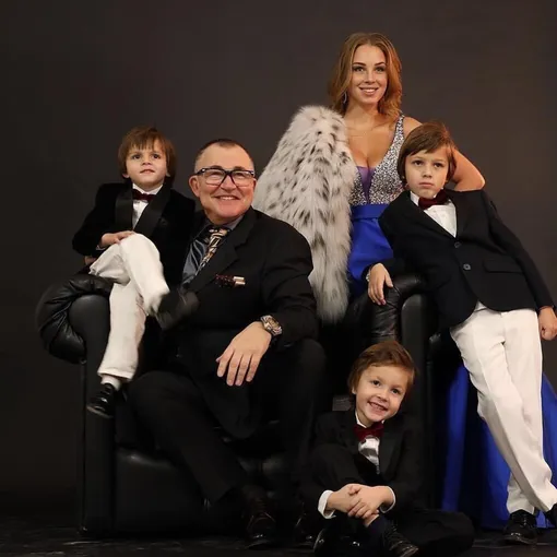 Дмитрий Дибров с бывшей женой Полиной и детьми Дмитрий Дибров с бывшей женой Полиной и детьми