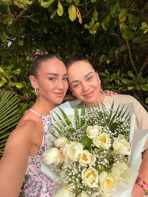 Ольга Бузова поздравила маму с юбилеем