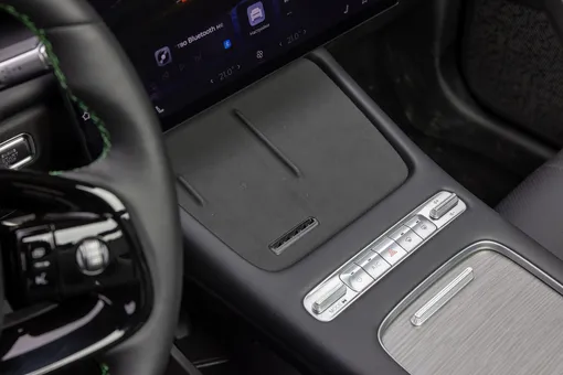 Водитель и штурман могут пользоваться беспроводной зарядкой, а для пассажиров в салоне предусмотрены разъемы USB и Type-C