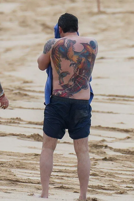 Изображение феникса на спине Бена Аффлека символизирует стойкость и возрождение