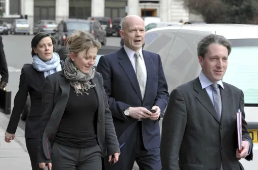 Арминка Хелич (спереди) и Хлои Далтон