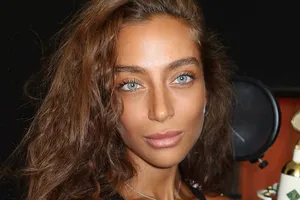 Жена Влада Соколовского показала фигуру в розовом бикини на пляже