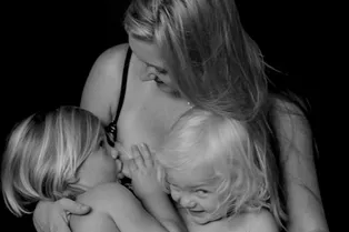 Мамы, кормящие грудью 5-летних детей, показали свой фотопроект Мамы, кормящие грудью 5-летних детей, показали свой фотопроект