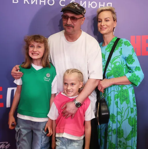 Гоша Куценко с женой Ириной и дочерьми Евгенией и Светланой Гоша Куценко с женой Ириной и дочерьми Евгенией и Светланой