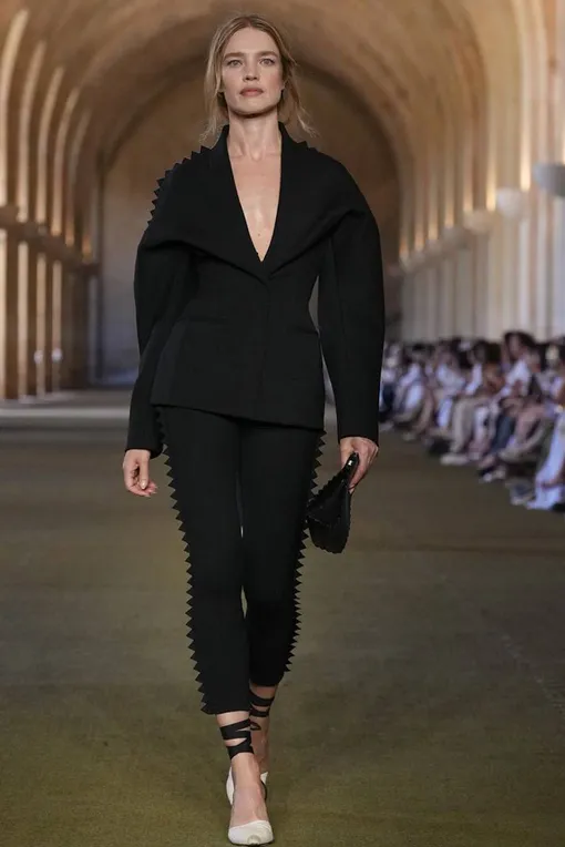 Наталья Водянова в total black Наталья Водянова в total black