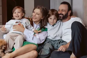 Лиза Арзамасова сделала забавное селфи с мужем и детьми в лифте, растрогав блогеров Лиза Арзамасова сделала забавное селфи с мужем и детьми в лифте, растрогав блогеров