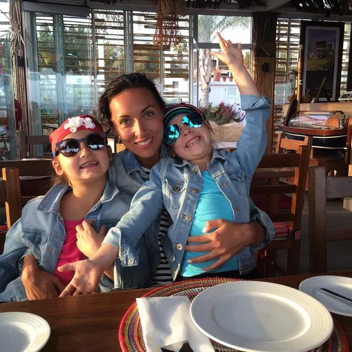 Алсу с дочерьми на отдыхе Алсу с дочерьми на отдыхе