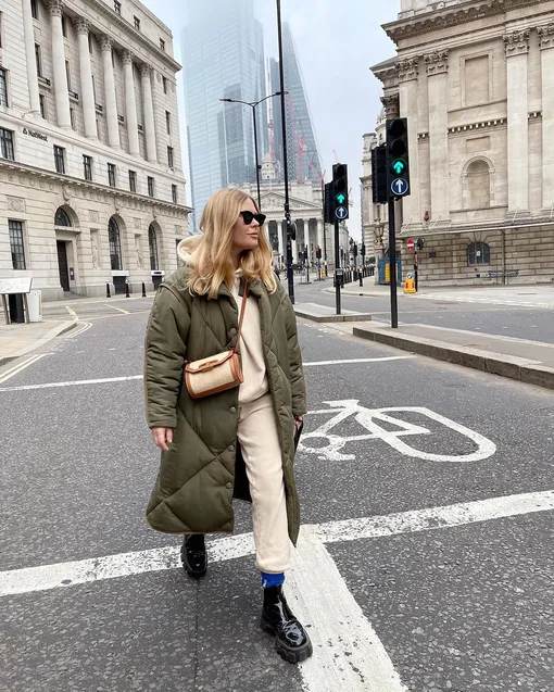 Для морозных дней выбирай длинную стеганую куртку базового цвета.