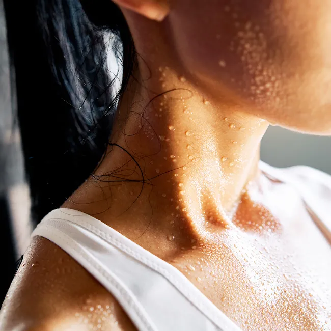 Как совмещать косметику и спорт: почему крем может навредить и что реально нужно коже до и после фитнеса