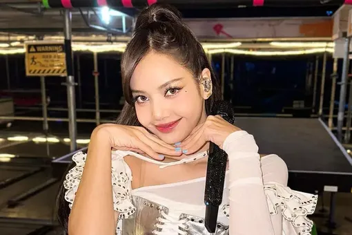 Лиса из BLACKPINK столкнулась с неприятными последствиями шоу в парижском кабаре Лиса из BLACKPINK столкнулась с неприятными последствиями шоу в парижском кабаре