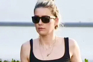 Звезда на костылях и с дочерью на руках: Эмбер Херд во время прогулки в Мадриде попала в объективы папарацци Звезда на костылях и с дочерью на руках: Эмбер Херд во время прогулки в Мадриде попала в объективы папарацци