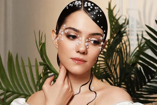 «Нежная невеста»: Евгения Медведева позировала в платье с глубоким декольте «Нежная невеста»: Евгения Медведева позировала в платье с глубоким декольте