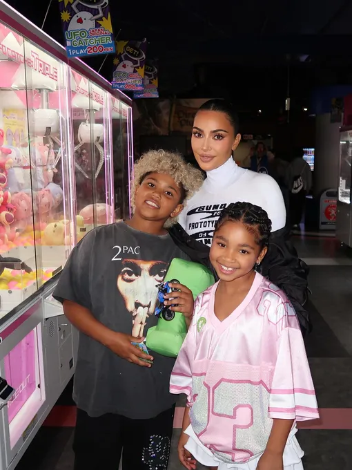 Ким Кардашьян с сыном и племянницей Ким Кардашьян с сыном и племянницей