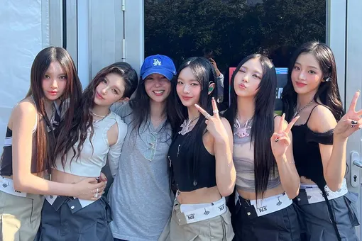 Мин Хи-джин (третья слева) стояла за успехом скандальной группы NewJeans