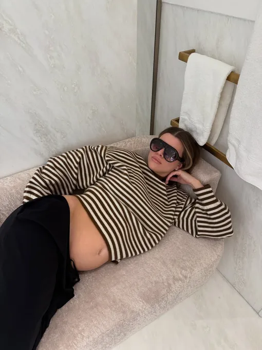 София Ричи показала округлившийся животик