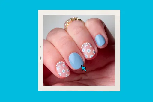 Небо и ромашки: как сделать этот весенний маникюр на короткие ногти без помощи мастера Небо и ромашки: как сделать этот весенний маникюр на короткие ногти без помощи мастера