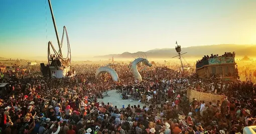 На фестивале Burning Man побывали несколько тысяч человек На фестивале Burning Man побывали несколько тысяч человек