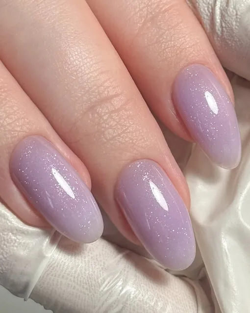 Мелкие блестки сделают желейный маникюр более женственным и гламурным