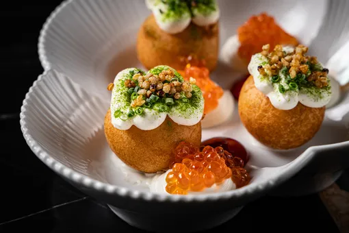 Пончики из киноа с икрой, копченым крем-фрешем и укропным маслом