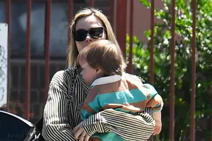 Марго Робби вместе с мужем и маленьким сыном впервые сняли папарацци