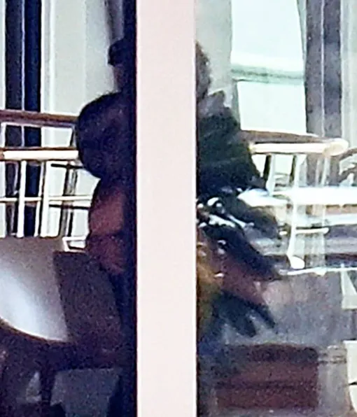 Дженнифер Энистон целовала Джима Кертиса на яхте Дженнифер Энистон целовала Джима Кертиса на яхте