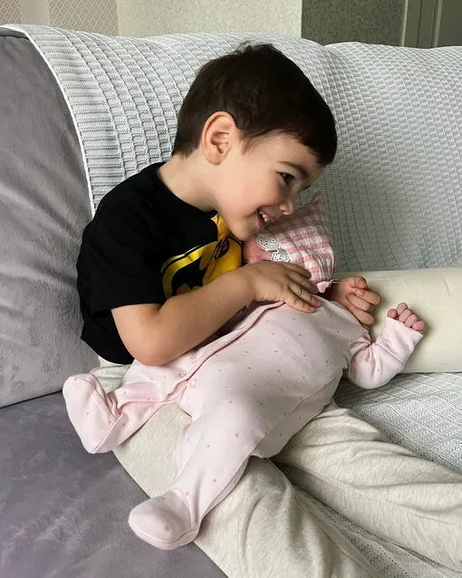 Ваган с сестренкой на руках