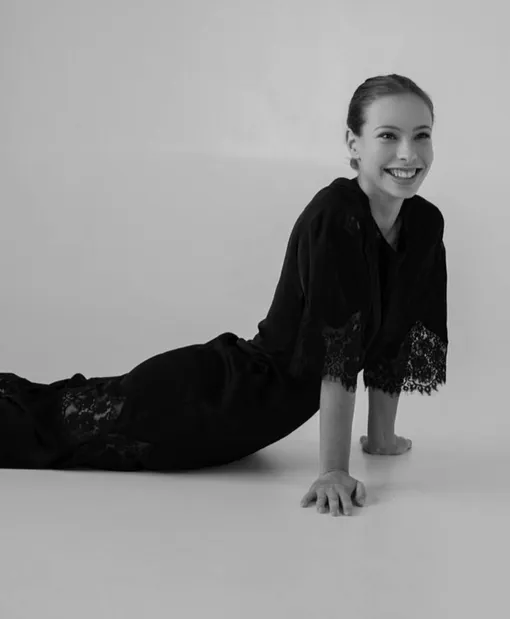 Ника позировала в черном кружевном платье