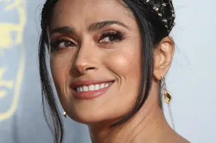 Обнаженная Сальма Хайек приняла необычную позу на столе Обнаженная Сальма Хайек приняла необычную позу на столе