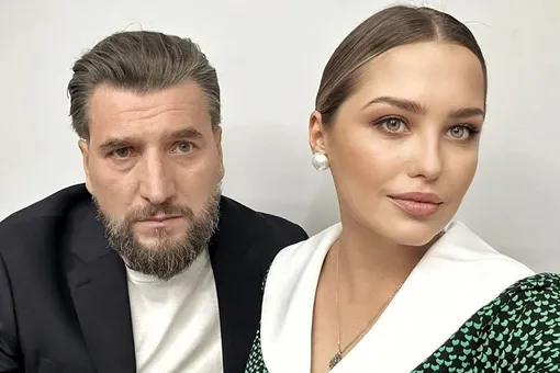 Аглая Шиловская впервые публично призналась в любви Александру Устюгову на шоу Первого канала Аглая Шиловская впервые публично призналась в любви Александру Устюгову на шоу Первого канала