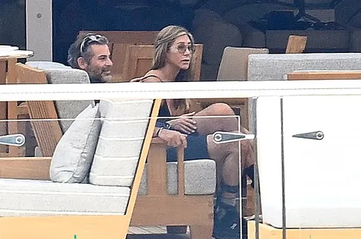 Дженнифер Энистон отдохнула на яхте с бойфрендом Дженнифер Энистон отдохнула на яхте с бойфрендом