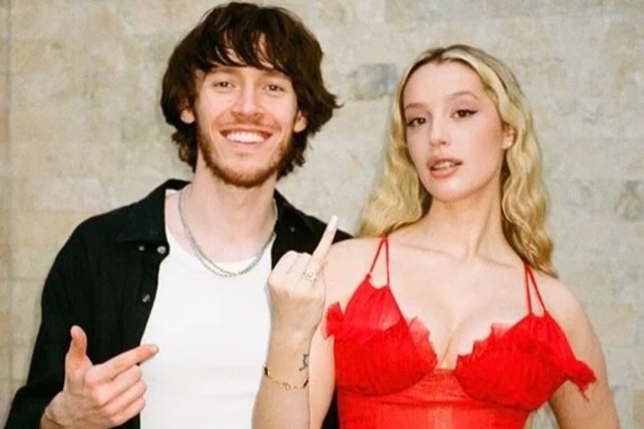 Оның кискасымен Pepsi бөтелкесінде отырған бейне