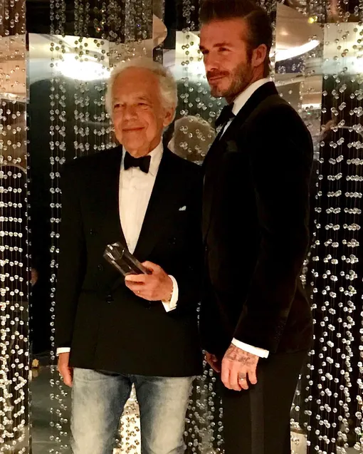 Дизайнер Ральф Лорен, получивший премию Outstanding Achievement Award, и вручивший ее Дэвид Бекхем