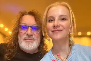 «У нас серебряная свадьба»: Владимир Кузьмин и его молодая жена Екатерина сделали селфи в автомобиле «У нас серебряная свадьба»: Владимир Кузьмин и его молодая жена Екатерина сделали селфи в автомобиле